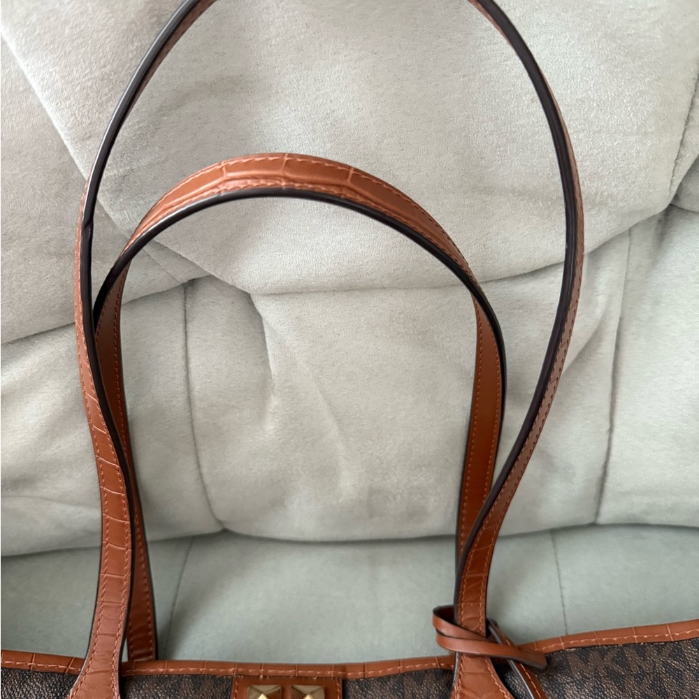 SALE🌸Michael Kors Eva Large Logo Studded CrocodileTote - Picture 11 of 11
